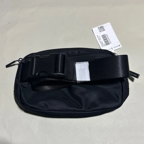 👉 lululemon athletica Black Toiletry Bag Unisex